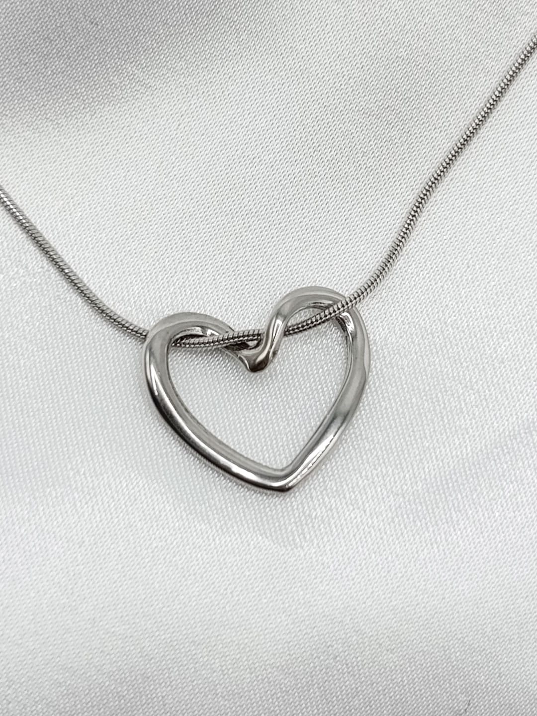 گردنبد زنانه قلب رنگ نقره ای برند Stainless Steel