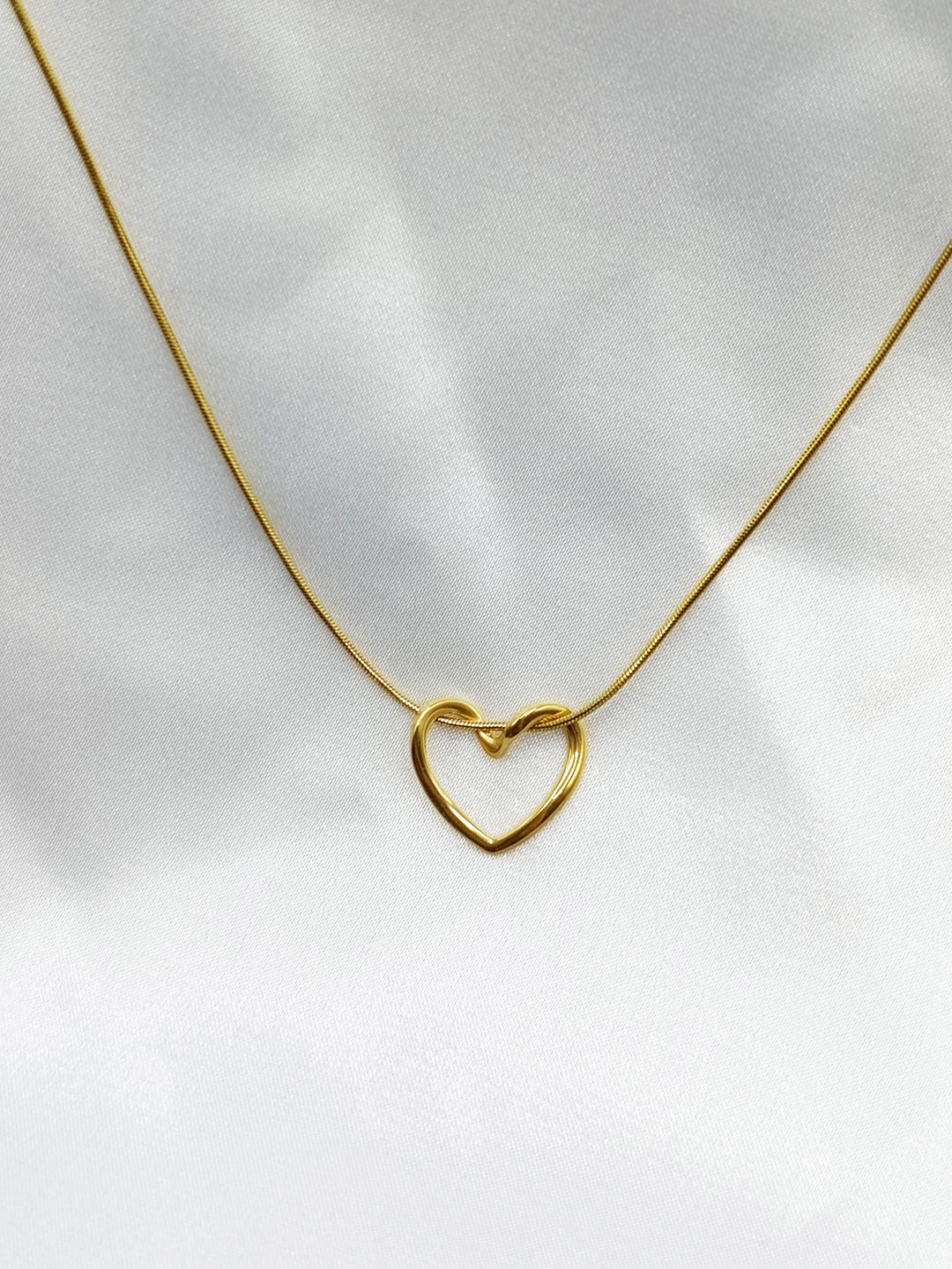 گردنبد زنانه قلب طلایی برند Stainless Steel