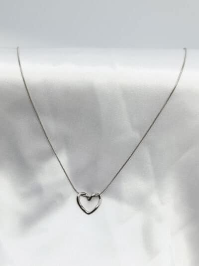 گردنبد زنانه قلب رنگ نقره ای برند Stainless Steel