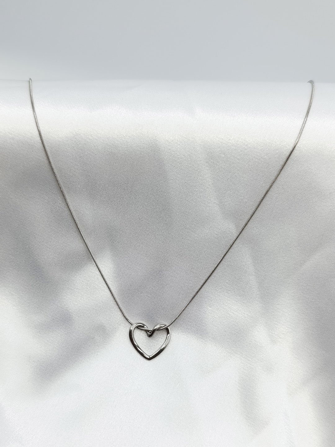 گردنبد زنانه قلب رنگ نقره ای برند Stainless Steel