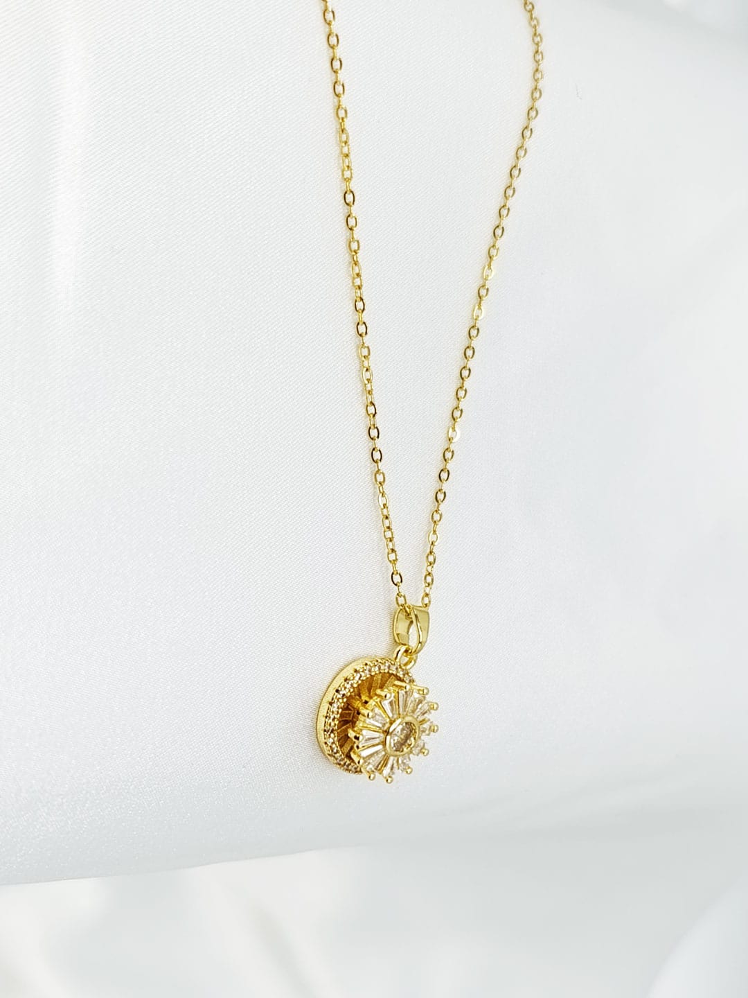 گردنبد دوار نگین دار برند Stainless Steel گردنبد دوار نگین دار برند Stainless Steel