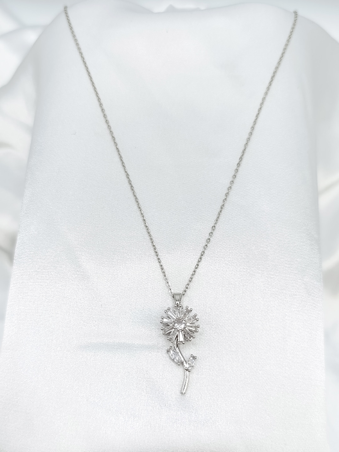 گردنبد گل نگین دار برند Stainless Steel گردنبد گل نگین دار برند Stainless Steel