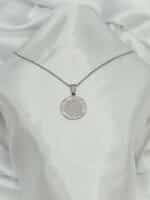 گردنبند الله نگین دار برند Stainless Steel کد 2034، انتخابی بی‌ نظیر برای دوستداران جواهرات مذهبی و باکیفیت است. این گردنبند زیبا از جنس استیل ضد زنگ (Stainless Steel) ساخته شده و به دلیل مقاومت بالا در برابر زنگ‌ زدگی و تغییر رنگ،
