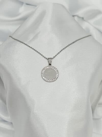 گردنبند الله نگین دار برند Stainless Steel کد 2034، انتخابی بی‌ نظیر برای دوستداران جواهرات مذهبی و باکیفیت است. این گردنبند زیبا از جنس استیل ضد زنگ (Stainless Steel) ساخته شده و به دلیل مقاومت بالا در برابر زنگ‌ زدگی و تغییر رنگ،