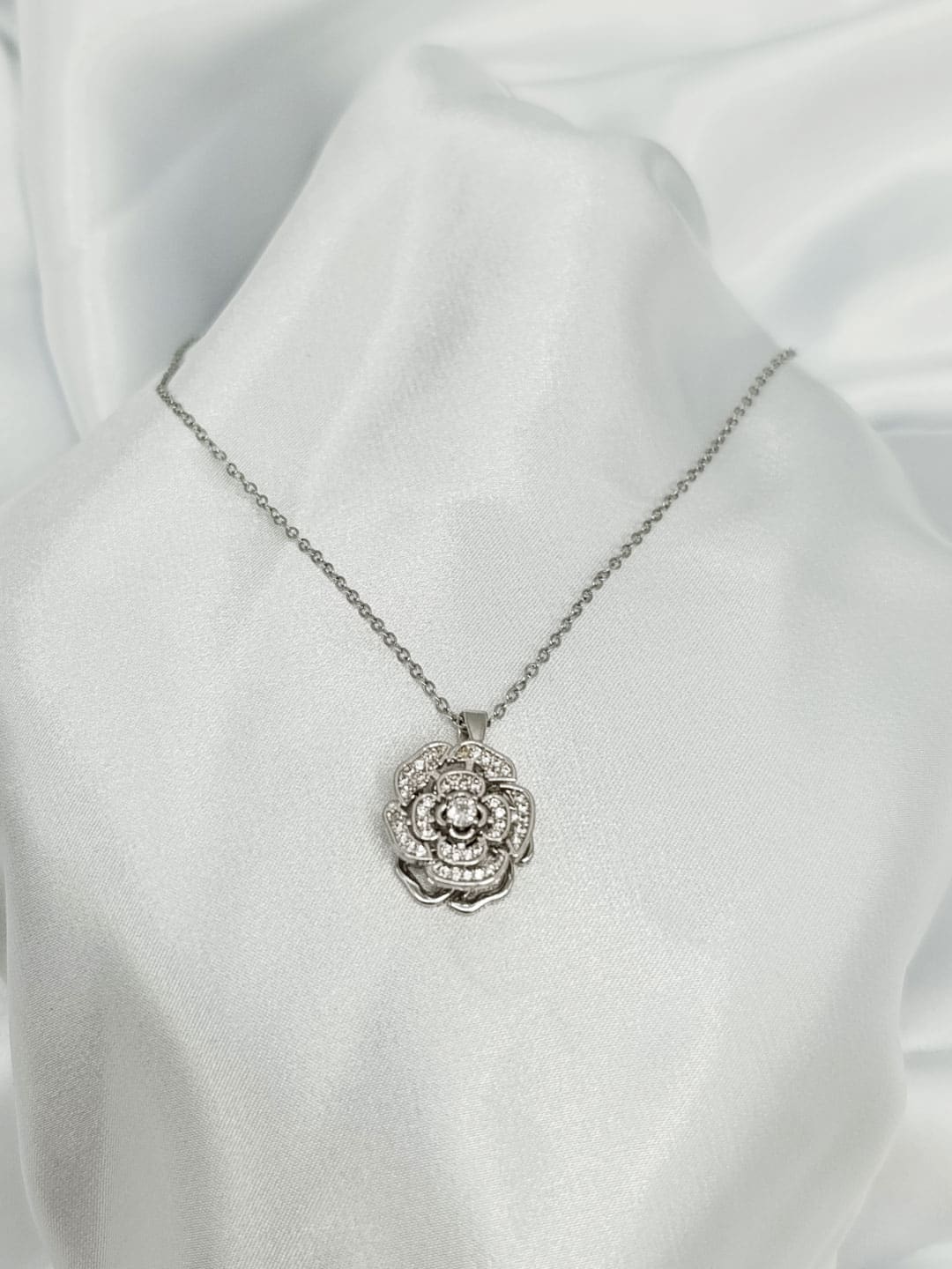 گردنبد گل رز نگین دار برند Stainless Steel گردنبند گل رز نگین دار برند Stainless Steel کد 2042 - Image 1