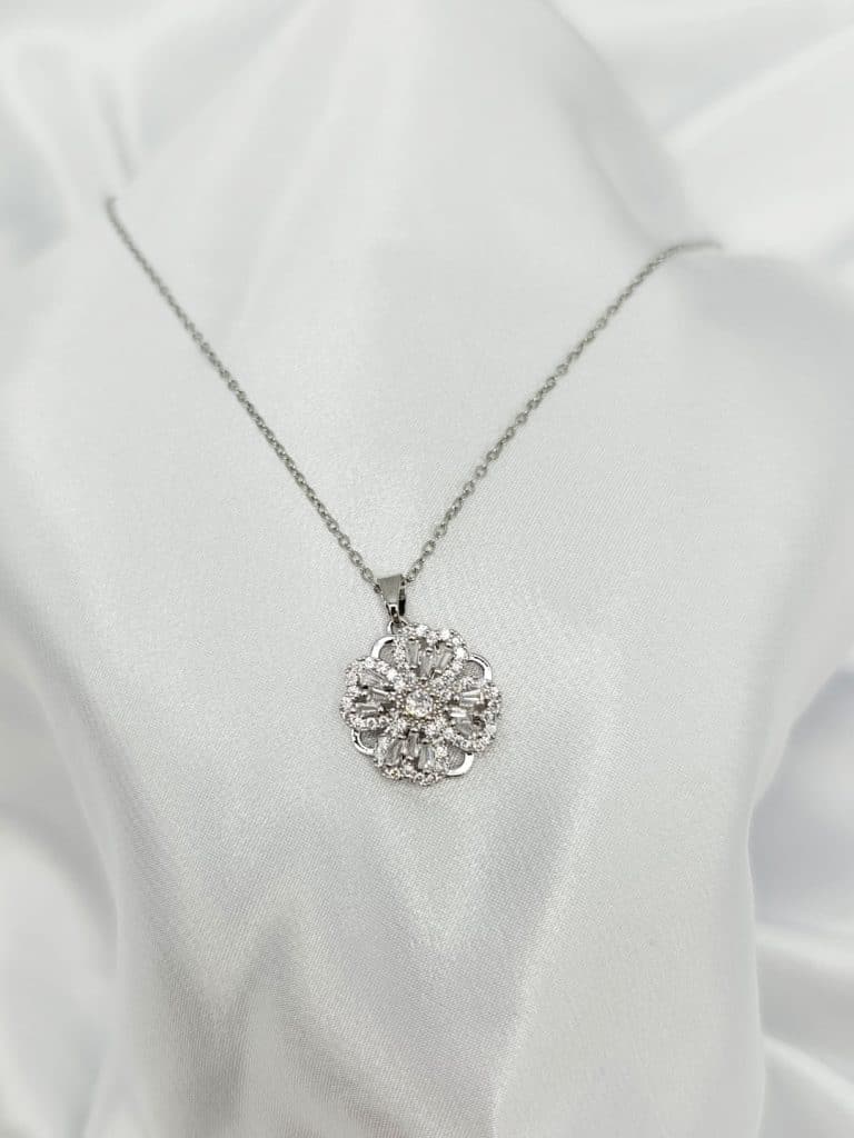 گردنبد گل گردان نگین دار برند Stainless Steel