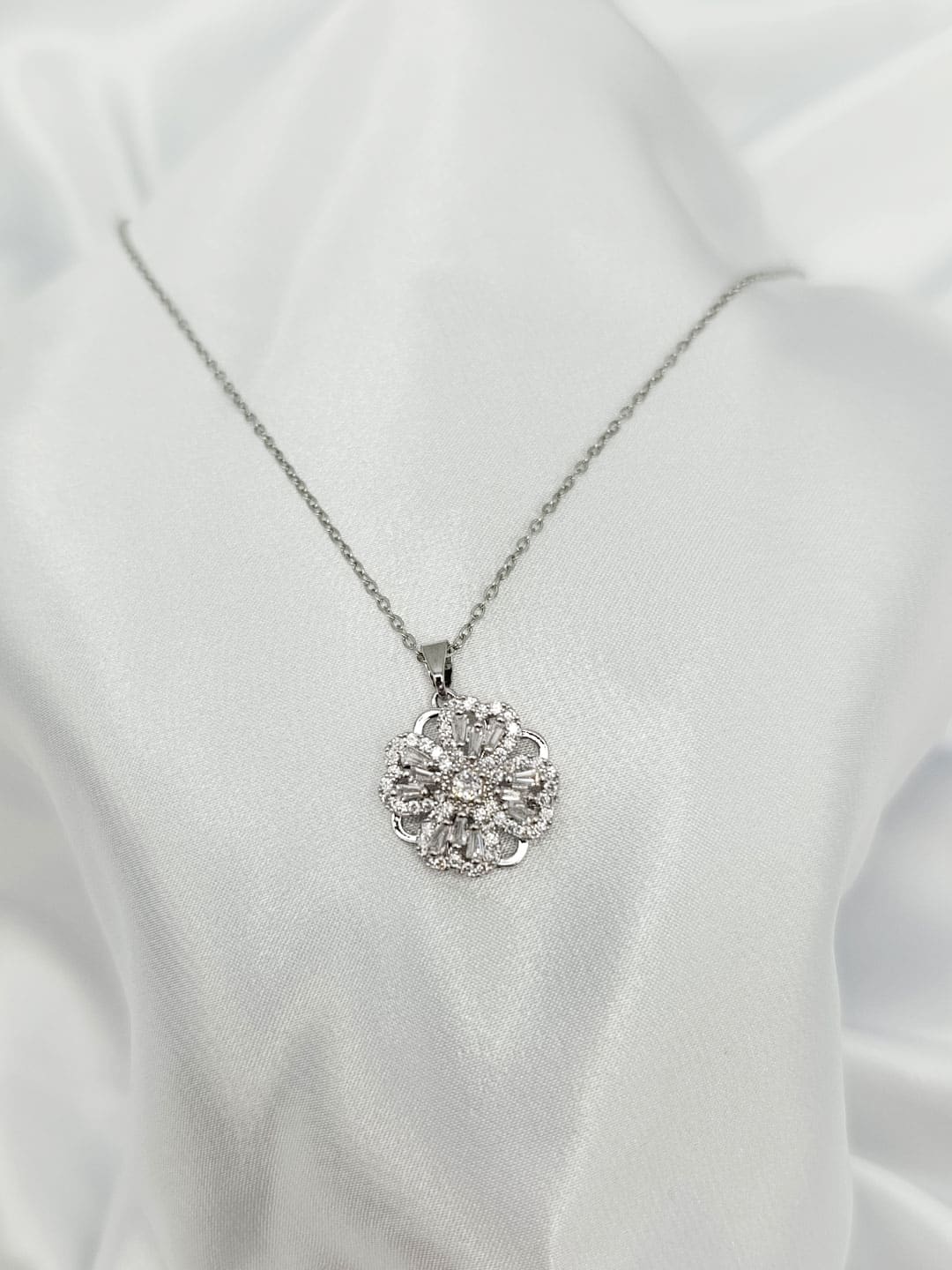 گردنبد گل گردان نگین دار برند Stainless Steel گردنبد گل گردان نگین دار برند Stainless Steel