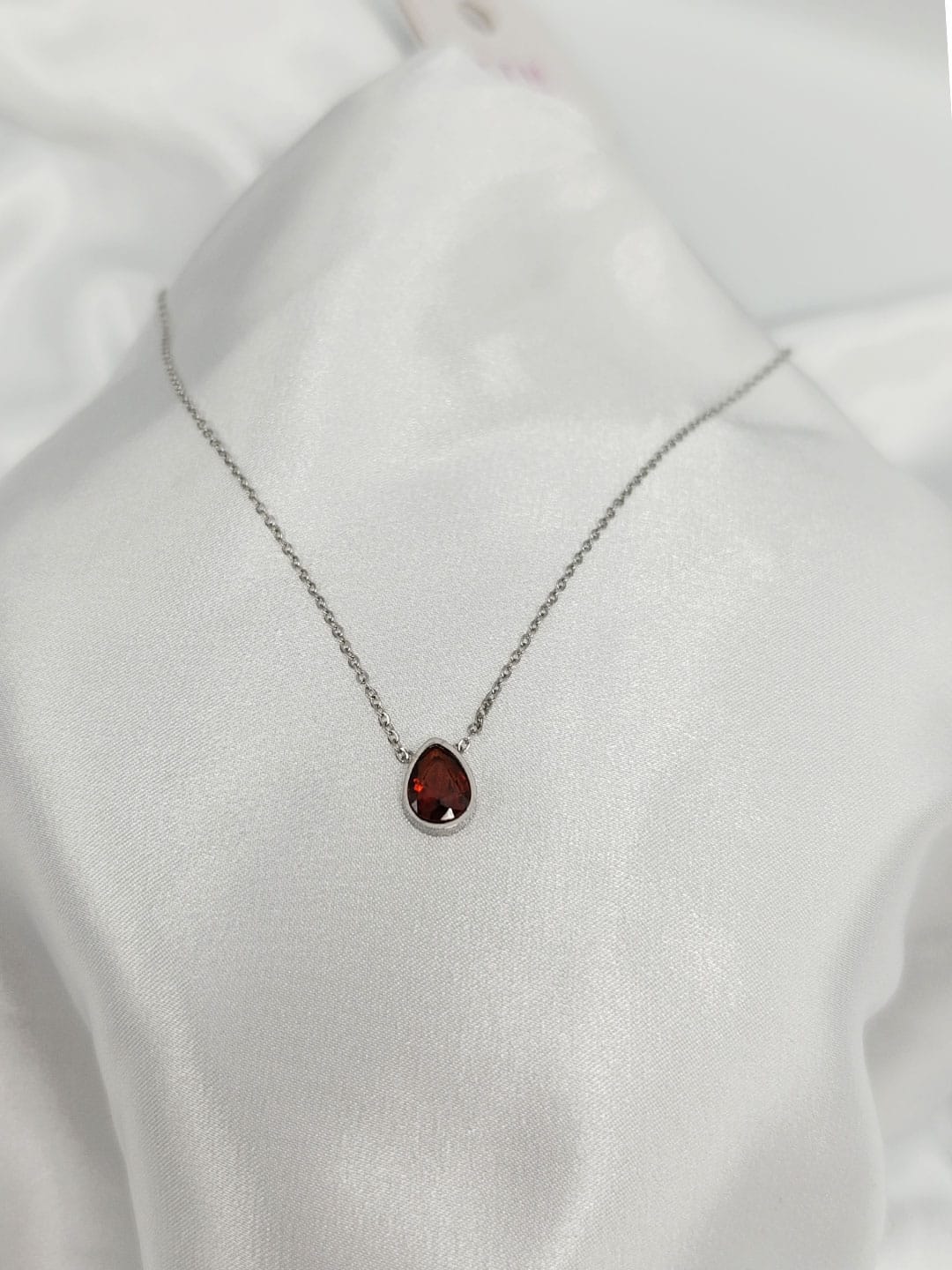 گردنبد نقره ای قطره نگین دار برند ژوپینگ گردنبد نقره ای قطره نگین دار برند ژوپینگ