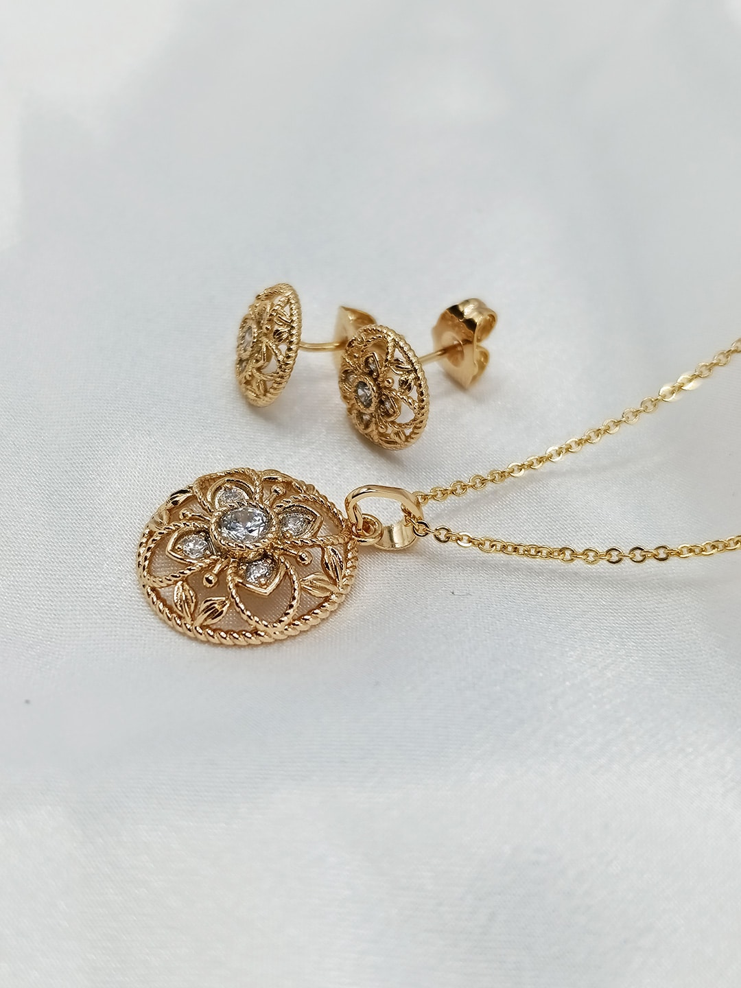 IMG_20250818_173850 نیم ست زنانه با گوشواره های سوزنی